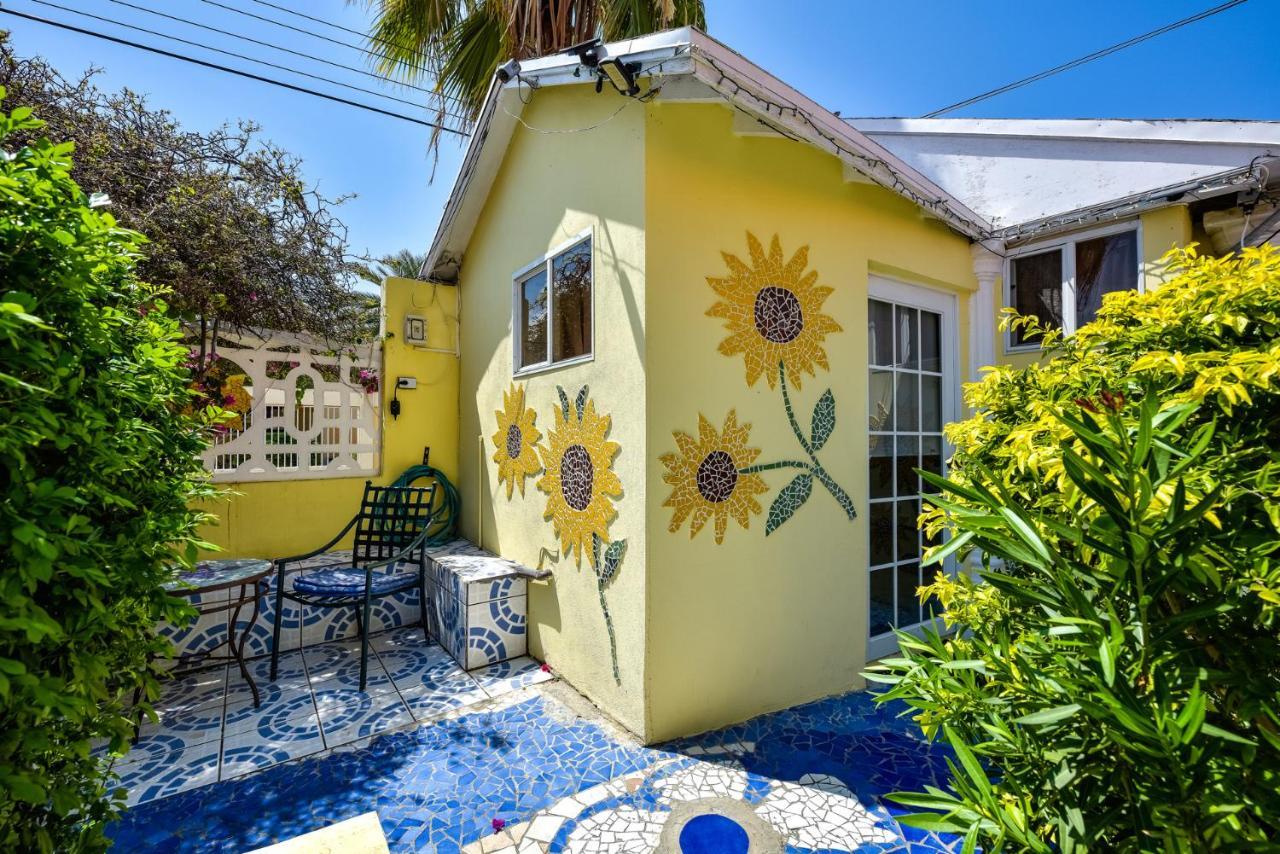 Sunflower Villa Studios Palm Beach Exterior foto